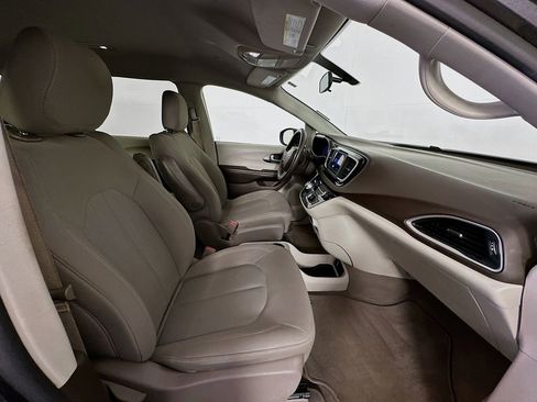 Used 2020 Chrysler Voyager LX image 27