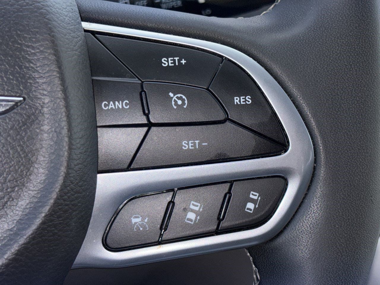 Used 2024 Chrysler Pacifica Touring-L FWD image 14