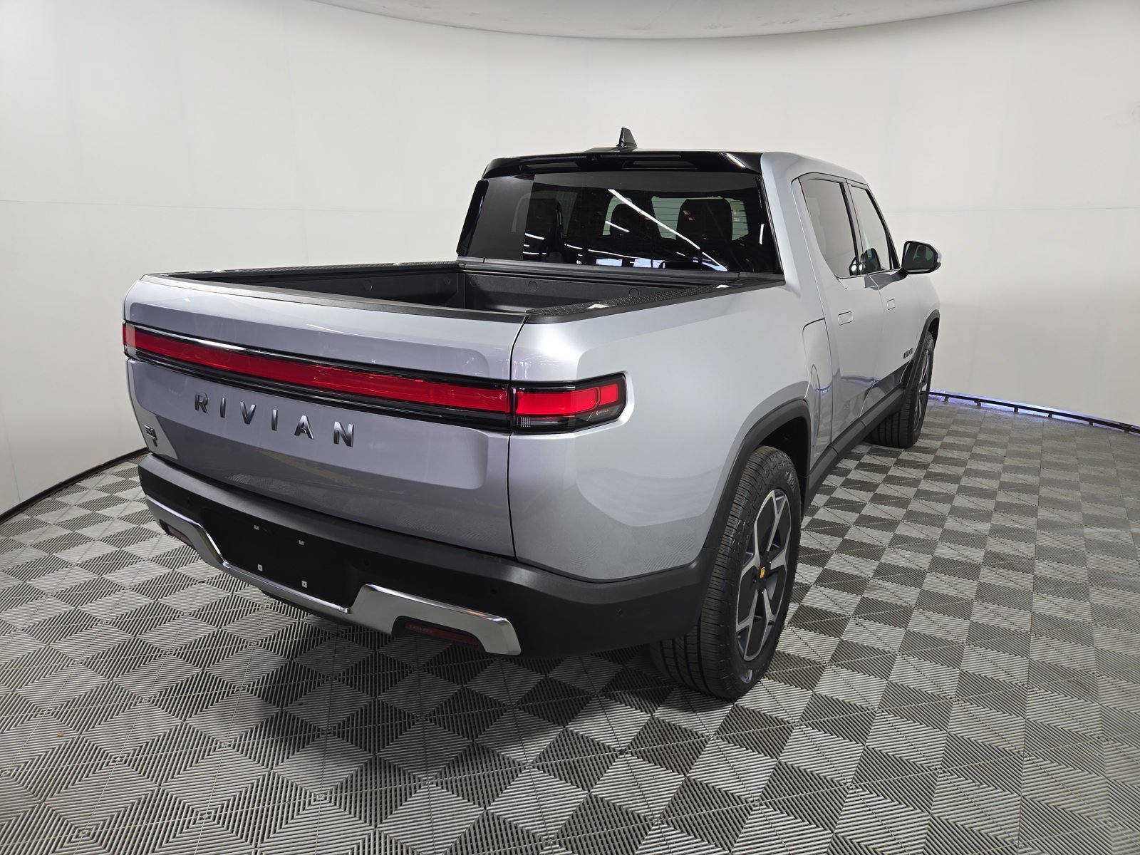 Used 2024 Rivian R1T Adventure Dual AWD/4WD image 5