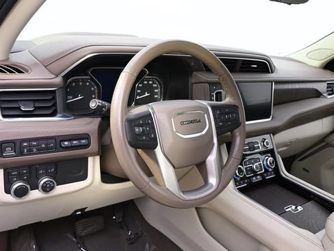 Used 2021 GMC Yukon XL Denali w/ Denali Premium Package AWD/4WD image 11