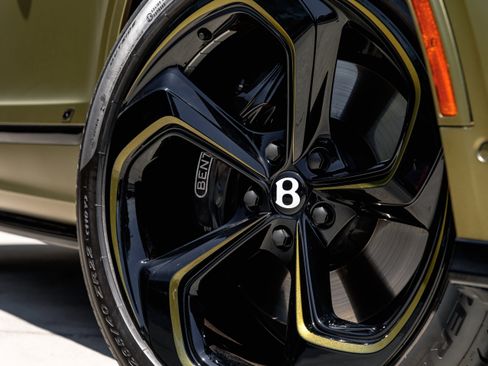 Used 2024 Bentley Bentayga image 4