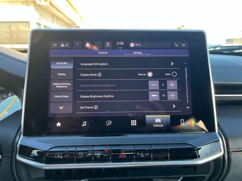 Used 2023 Jeep Compass Limited image 23