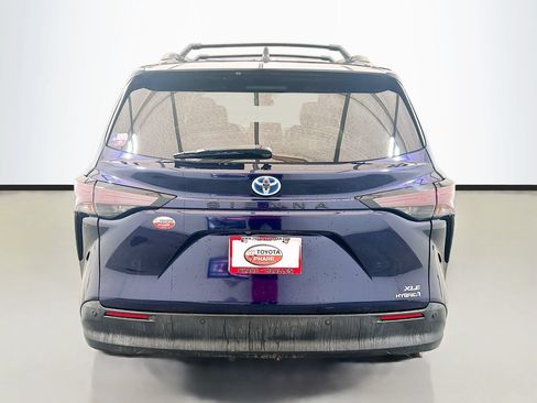 Used 2024 Toyota Sienna XLE FWD image 5
