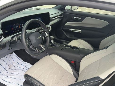 Used 2025 Ford Mustang GT Premium RWD image 2