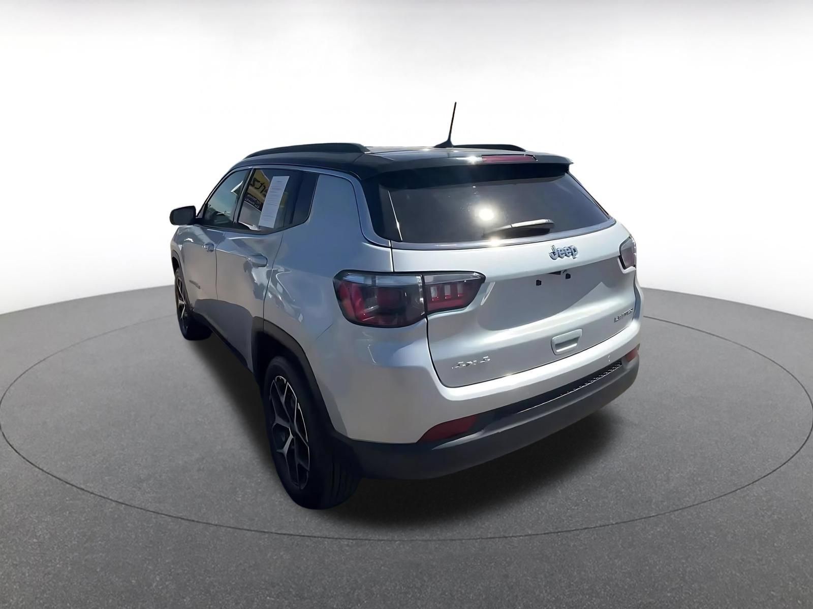 Used 2025 Jeep Compass Limited AWD/4WD image 10