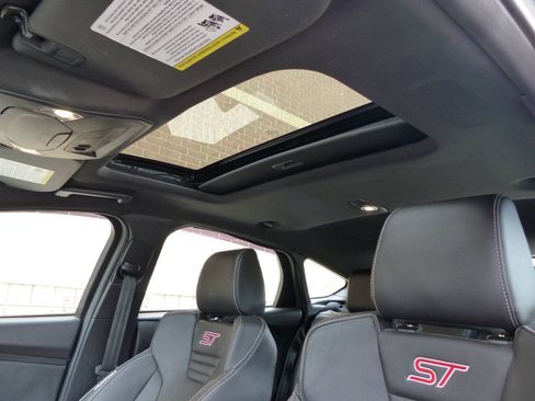 Used 2018 Ford Focus ST w/ Equipment Group 402A FWD image 51