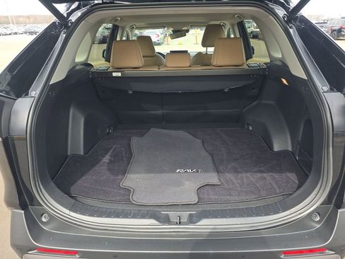 Used 2019 Toyota RAV4 Limited image 14