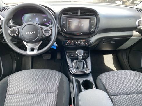 Used 2025 Kia Soul LX w/ LX Technology Package image 4