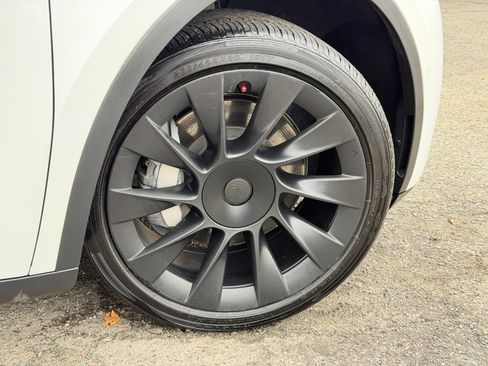 Used 2022 Tesla Model Y Long Range image 88