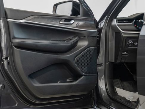 New 2025 Jeep Grand Cherokee L Limited w/ Luxury Tech Group II image 38