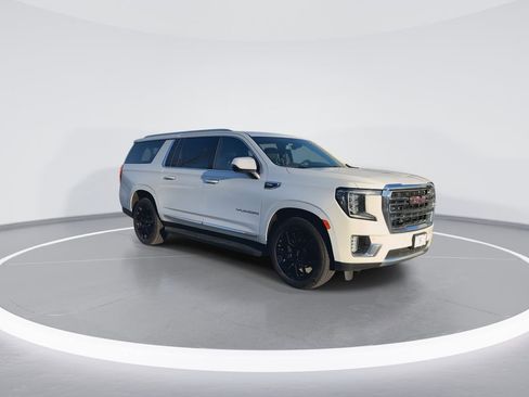 Used 2022 GMC Yukon XL SLT w/ SLT Luxury Package image 2