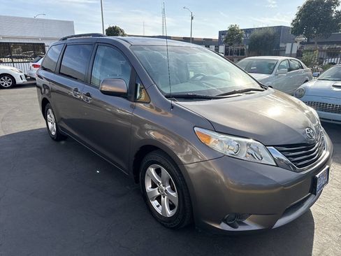 Used 2013 Toyota Sienna LE w/ Towing Pkg image 8