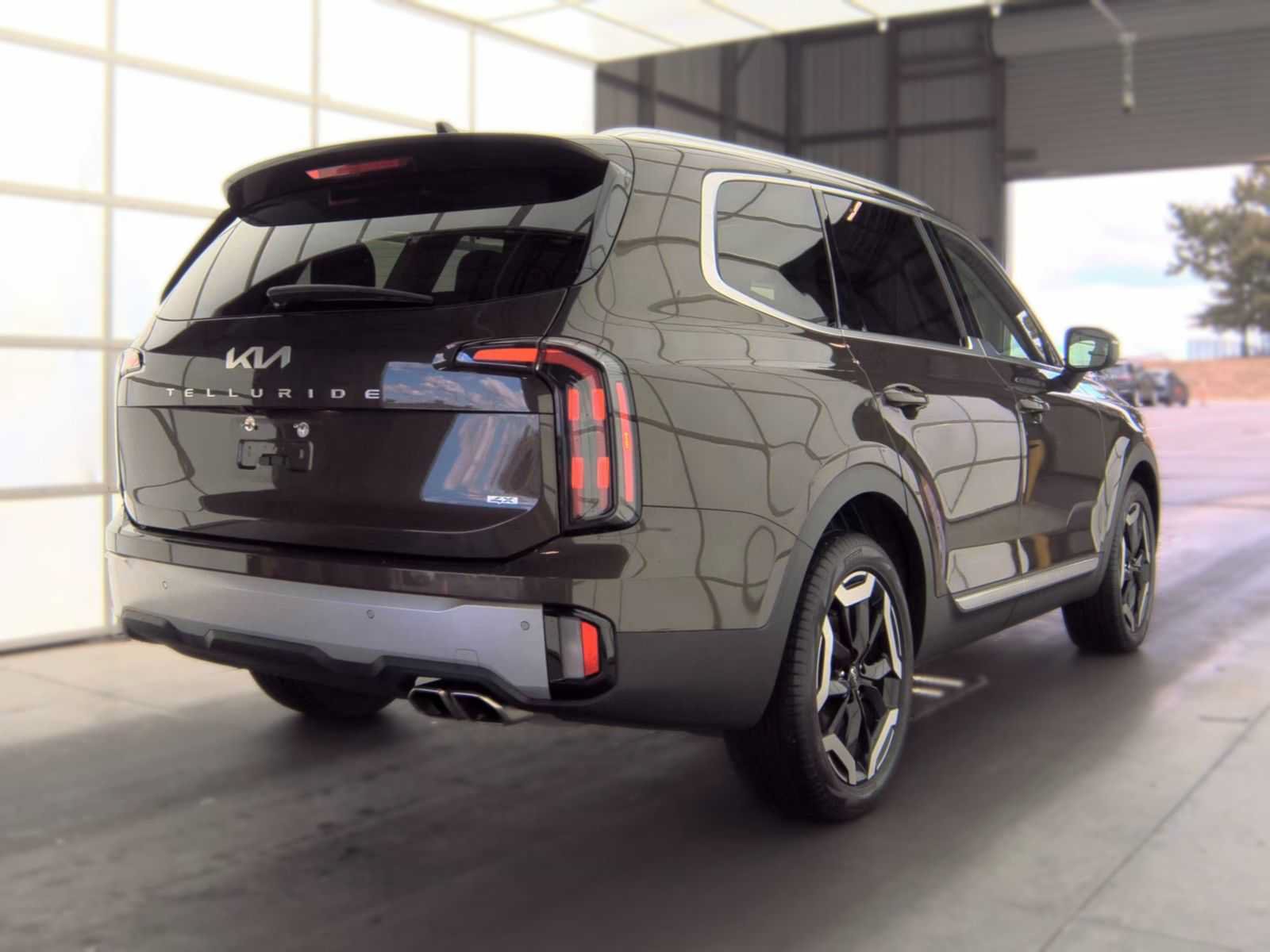 Used 2024 Kia Telluride EX w/ EX Captain's Chair Package AWD/4WD image 3