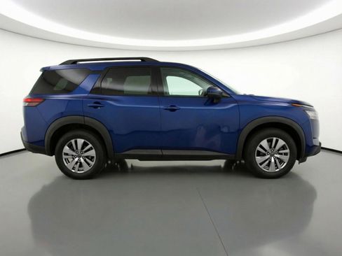 Used 2025 Nissan Pathfinder SV image 11