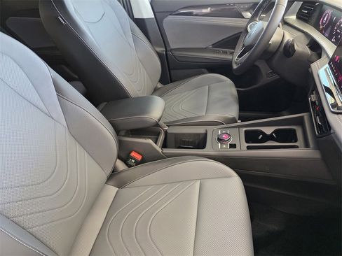 New 2025 Volkswagen Tiguan SE image 10