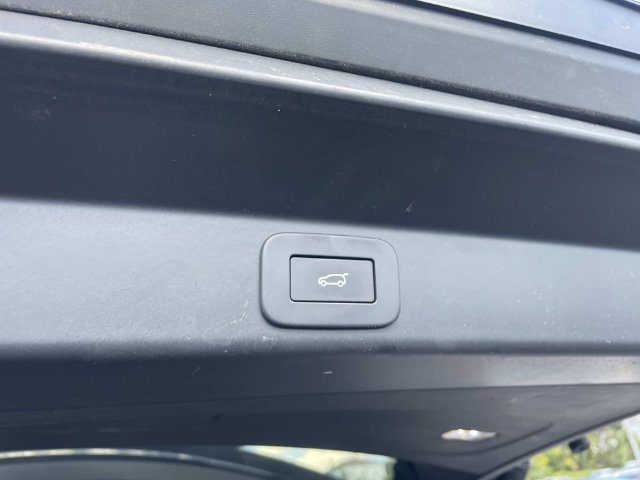 Used 2025 Land Rover Range Rover Sport SE AWD/4WD image 8