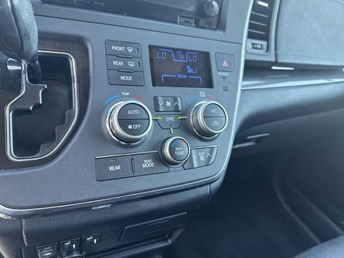 Used 2017 Toyota Sienna SE Premium FWD image 23