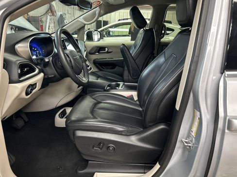 Used 2023 Chrysler Pacifica Touring-L FWD image 14