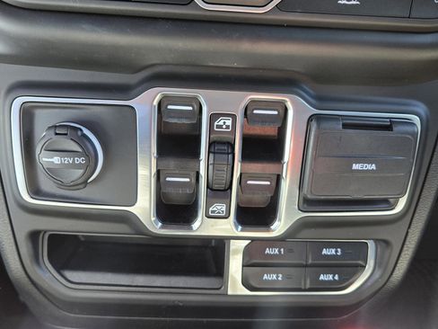 Used 2022 Jeep Wrangler Unlimited Sahara w/ Cold Weather Group AWD/4WD image 19
