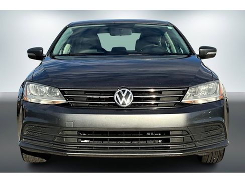 Used 2017 Volkswagen Jetta SE image 2