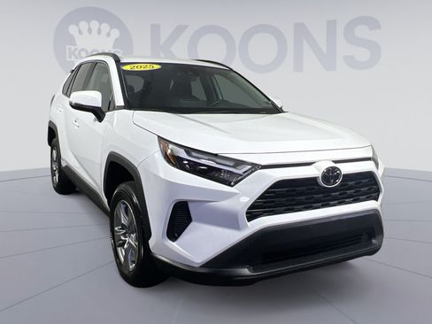 Used 2025 Toyota RAV4 XLE AWD/4WD image 2
