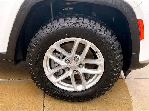 Used 2023 Jeep Grand Cherokee L Laredo image 8