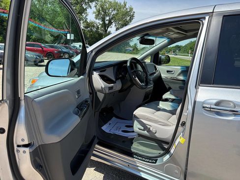 Used 2017 Toyota Sienna XLE Premium AWD/4WD image 10