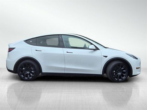 Used 2023 Tesla Model Y Long Range image 3