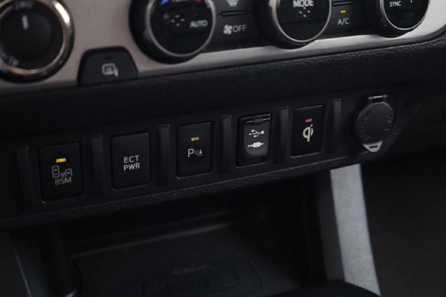Used 2017 Toyota Tacoma Limited w/ Tow Package AWD/4WD image 18