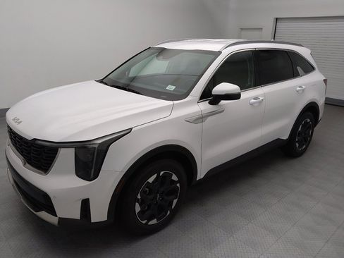 Used 2024 Kia Sorento S image 2
