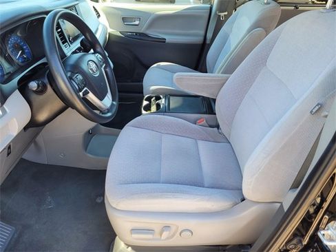 Used 2020 Toyota Sienna LE w/ LE Preferred Package image 15