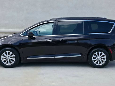 Used 2017 Chrysler Pacifica Touring-L FWD image 6