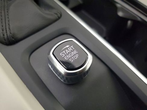 Used 2018 Volvo XC60 T5 Momentum w/ Vision Package image 35