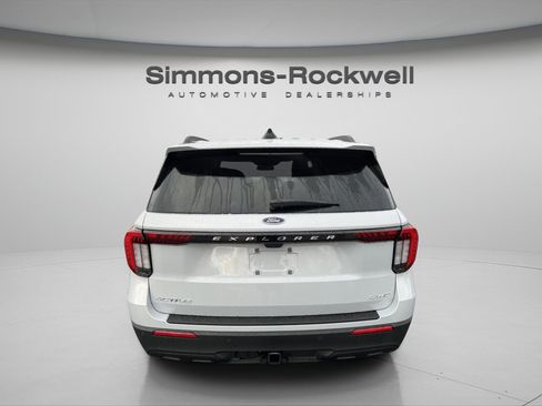 Used 2026 Ford Explorer Active AWD/4WD image 4