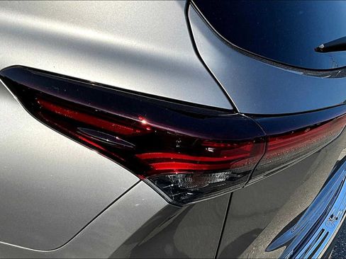 Certified 2025 Toyota Highlander Platinum AWD/4WD image 14