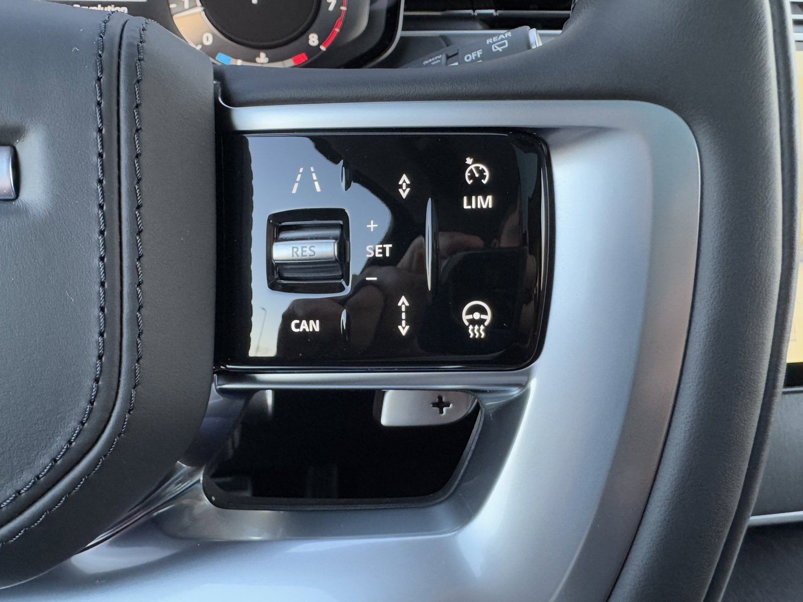 Certified 2025 Land Rover Range Rover SE AWD/4WD image 17