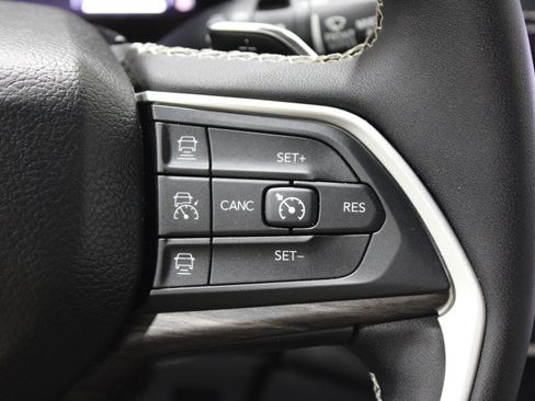 Used 2023 Jeep Grand Cherokee Limited w/ Black Appearance Package image 13