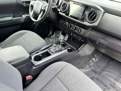 Used 2018 Toyota Tacoma TRD Sport image 16