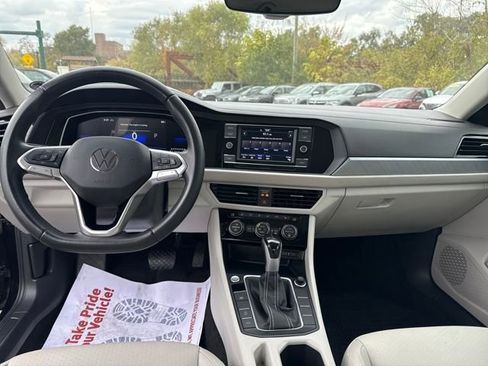 Used 2023 Volkswagen Jetta SE w/ Panoramic Sunroof Package image 12