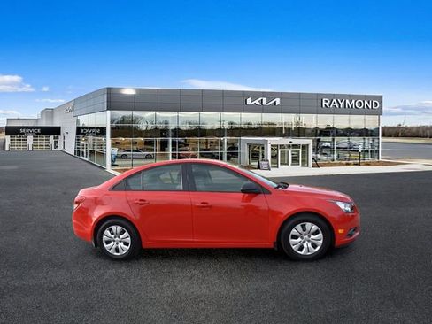Used 2014 Chevrolet Cruze LS FWD image 2