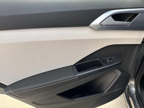 New 2026 Volkswagen Taos SE FWD image 9