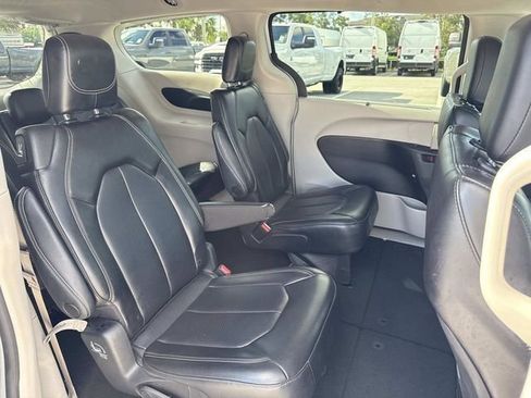 Used 2023 Chrysler Pacifica Touring-L FWD image 20