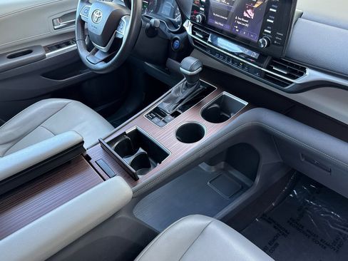 Used 2021 Toyota Sienna XLE image 14