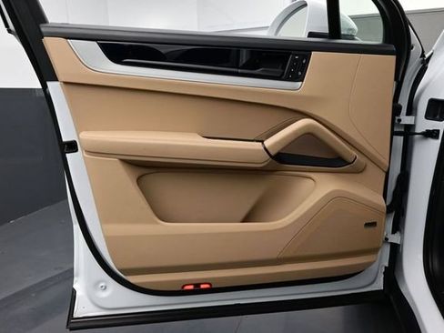 Certified 2025 Porsche Cayenne AWD/4WD image 7