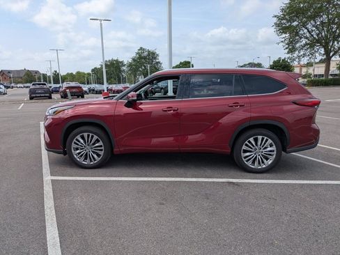 Used 2023 Toyota Highlander Platinum FWD image 8