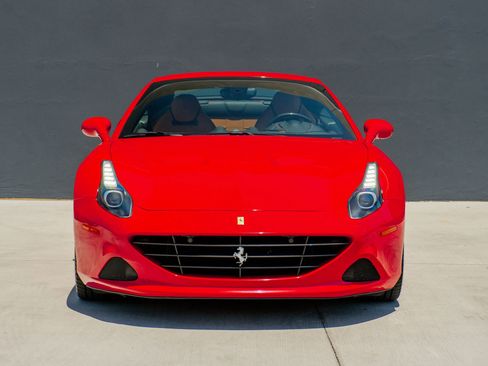 Used 2016 Ferrari California T RWD image 4