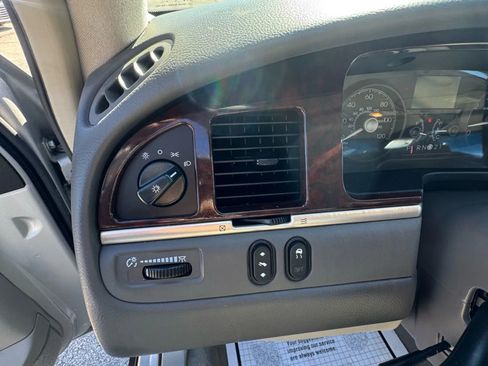 Used 2009 Lincoln Town Car Signature Limited image 12