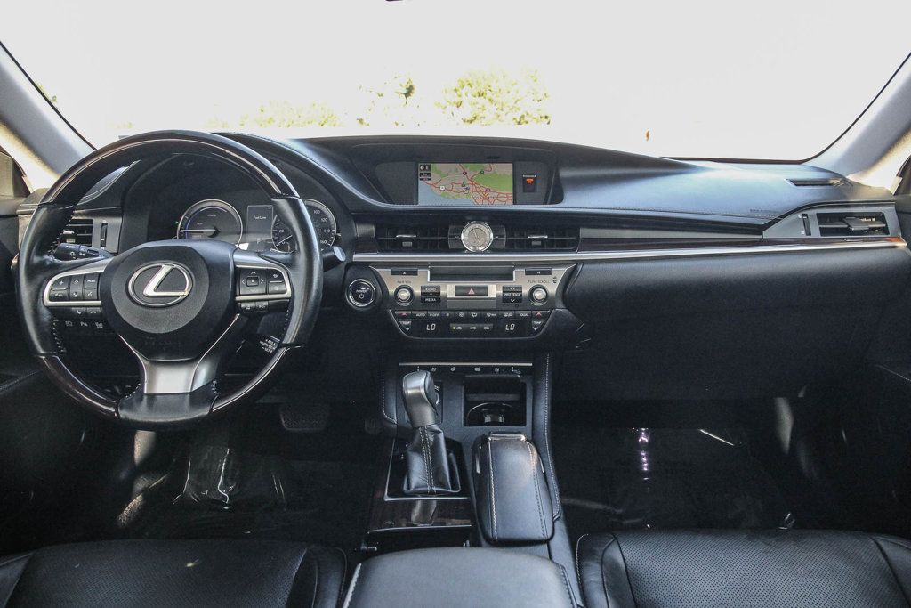 Used 2017 Lexus ES 300h w/ Luxury Package FWD image 12