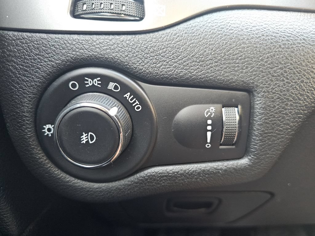 Used 2019 Jeep Cherokee Latitude w/ Popular Appearance Group AWD/4WD image 31