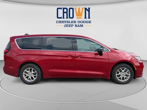 Used 2024 Chrysler Pacifica Touring-L FWD image 2